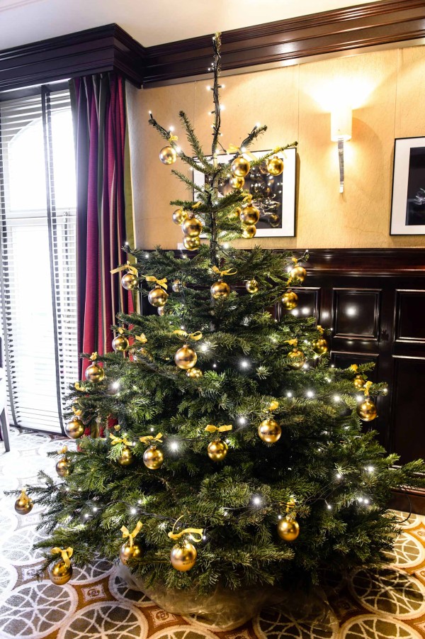 Sapin de Noël décoré avec des boules dorées